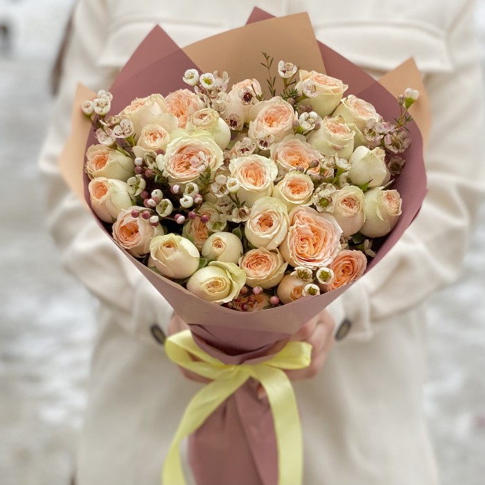 9 кустовых кремовых роз Павлова с шамелациумом